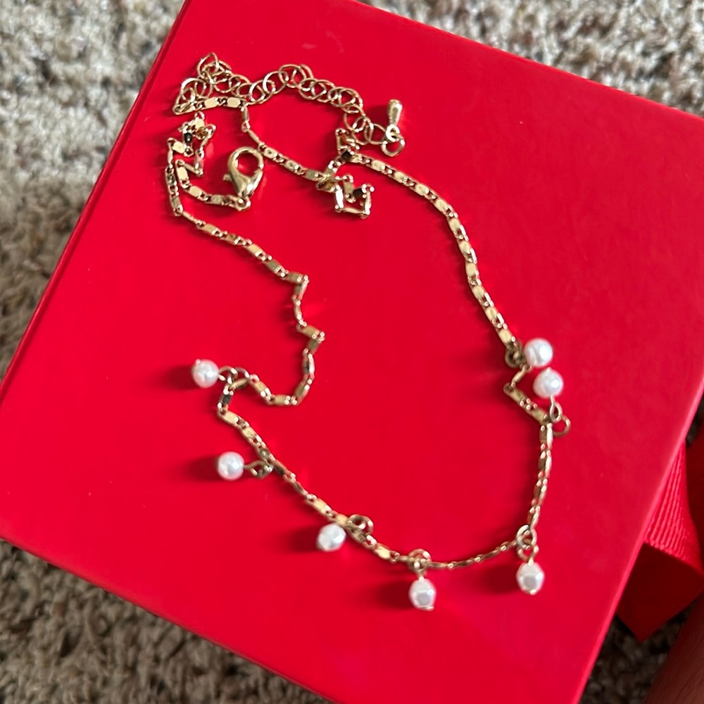Golden necklace with pearls